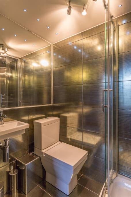 Prime Edinburgh City Centre - 4 Bed Penthouse エクステリア 写真