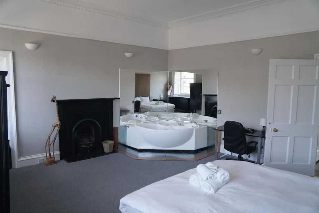 Prime Edinburgh City Centre - 4 Bed Penthouse エクステリア 写真