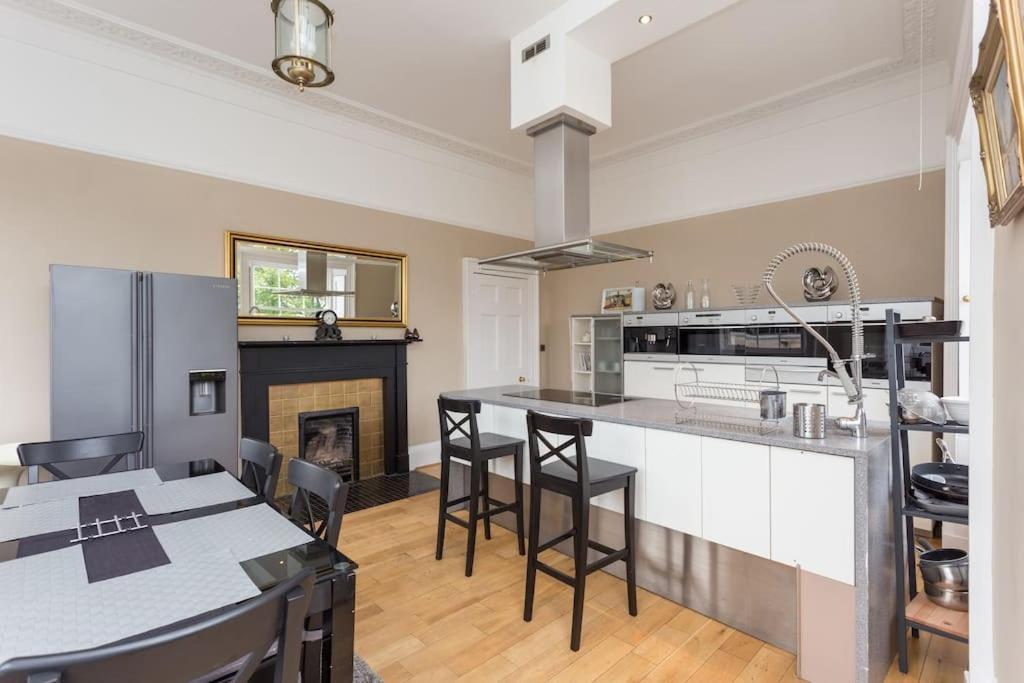 Prime Edinburgh City Centre - 4 Bed Penthouse エクステリア 写真