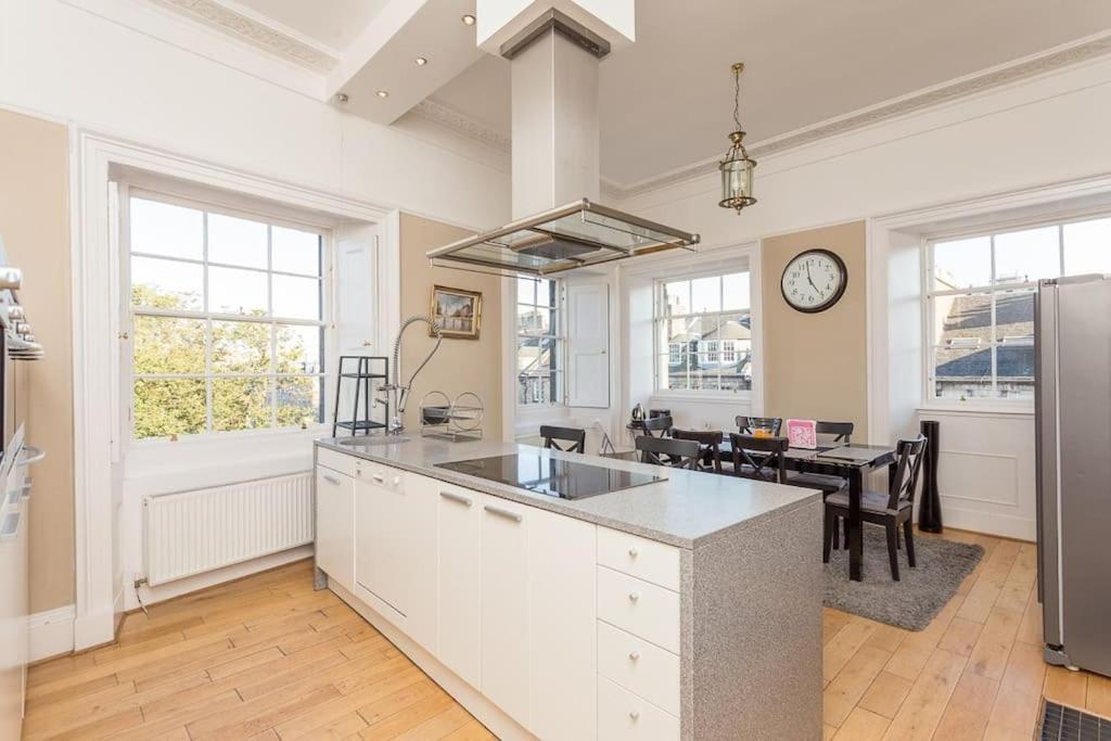 Prime Edinburgh City Centre - 4 Bed Penthouse エクステリア 写真